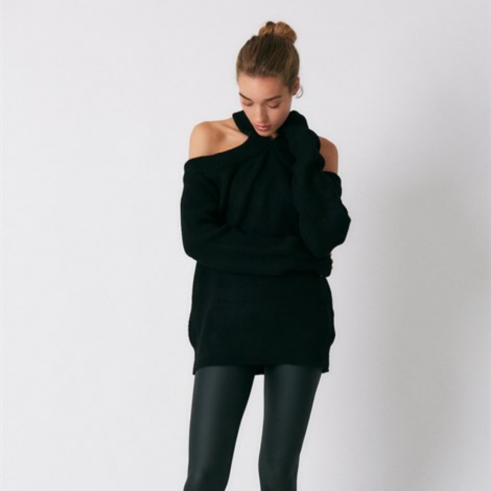Open shoulders knitted sweater